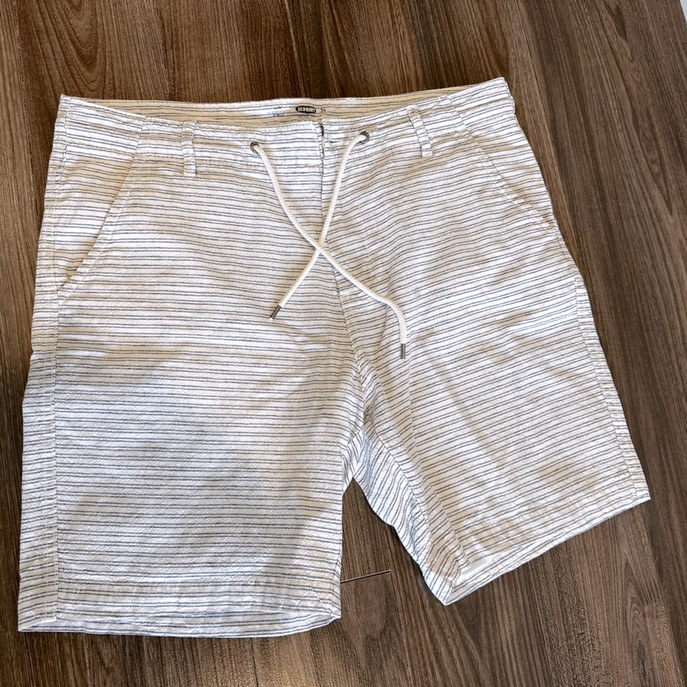 Old navy men’s shorts, size 34